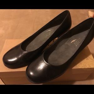 Aerosoles with Heel Rest Black Shoes, Size 6
